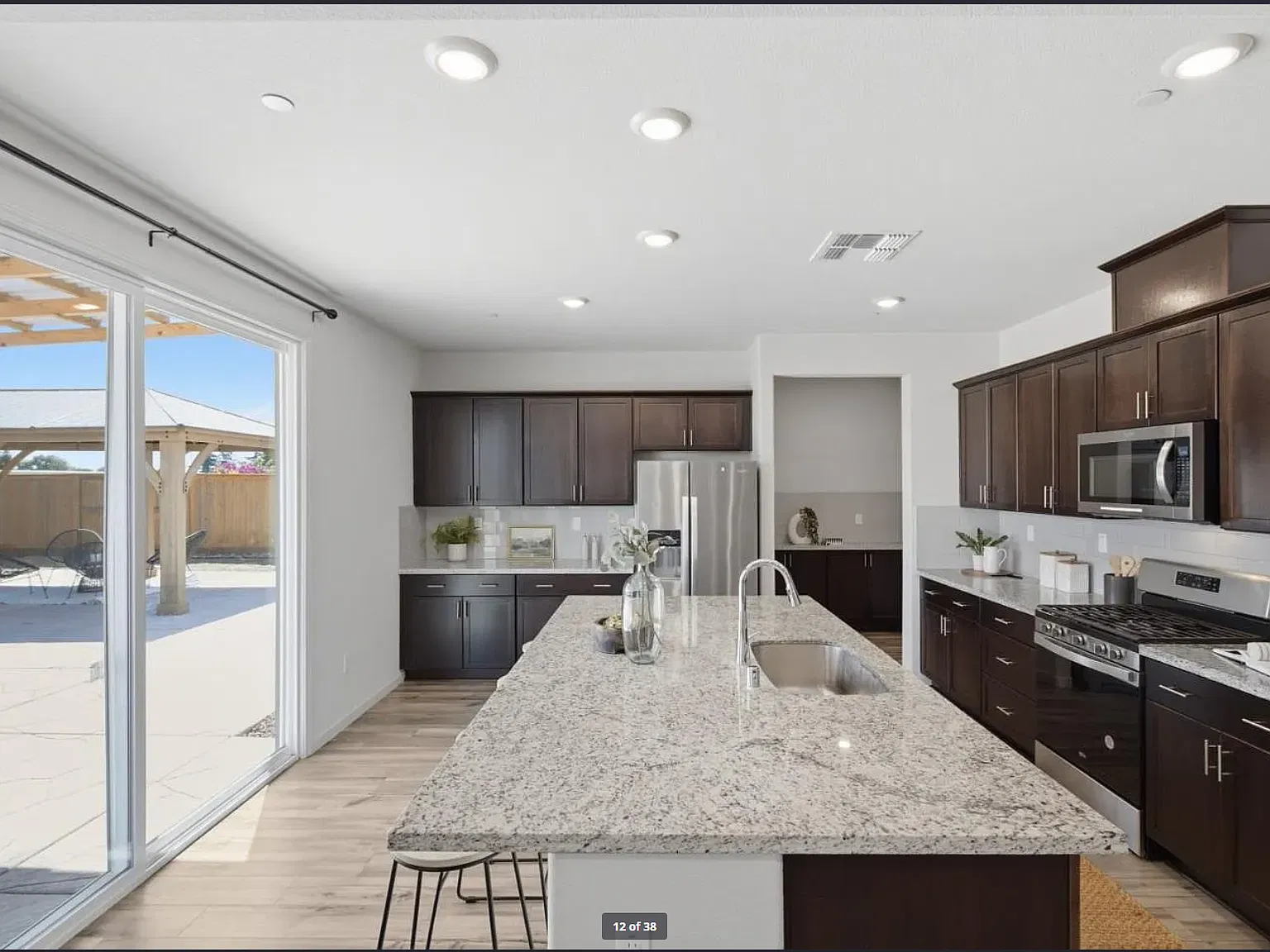 4 bed, 2838 sqft, $4,095 — Photo 4