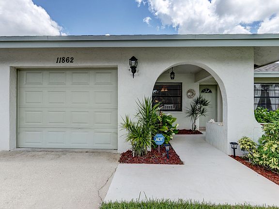 Home For Sale In CHANNING VILLAS OF WELLINGTON PH II