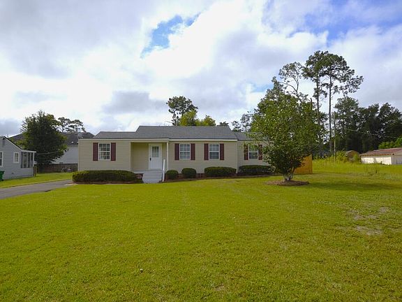 3rd image of 501 Pinetree Rd