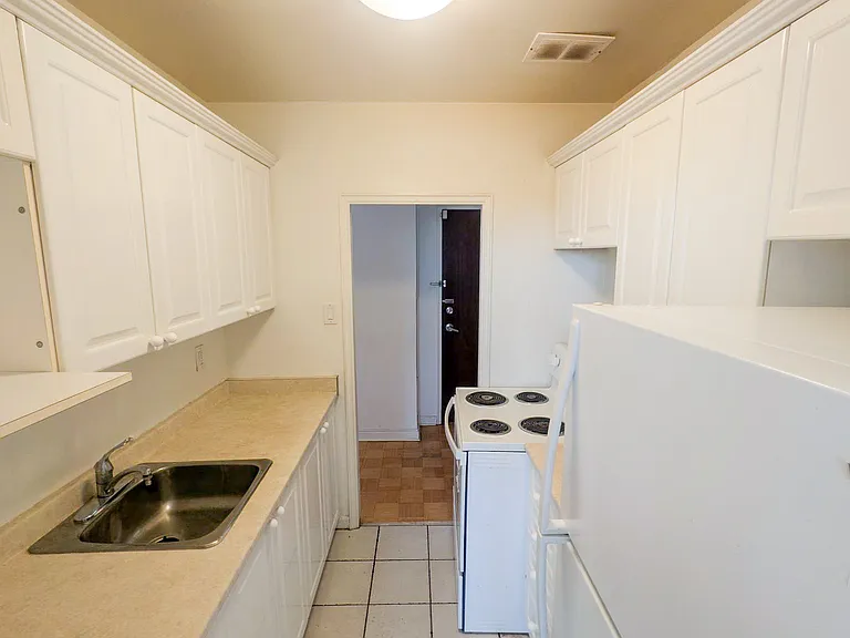 450 Walmer Rd — Photo 31