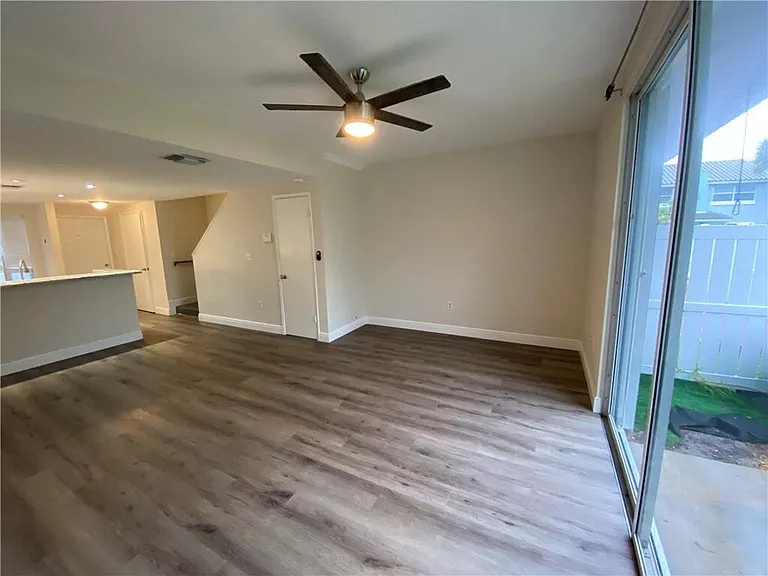 1078 Jeffery St — Photo 9