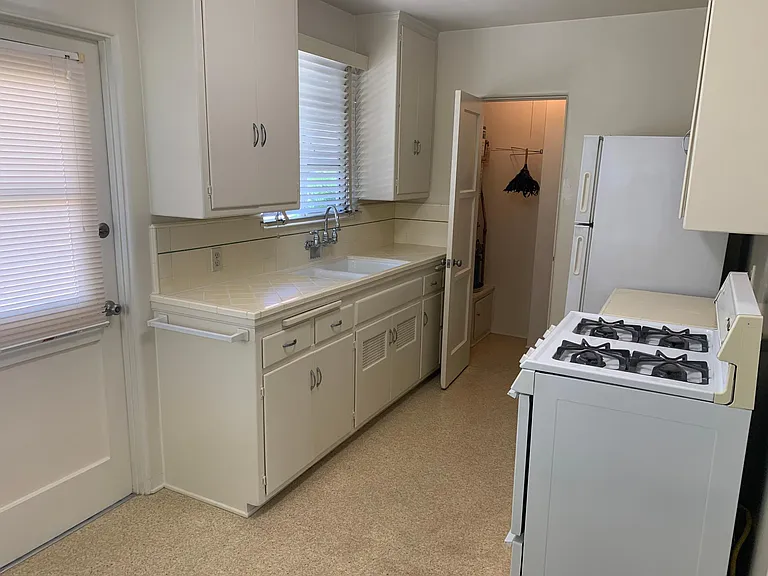 1028 Linden Ave #B — Photo 6