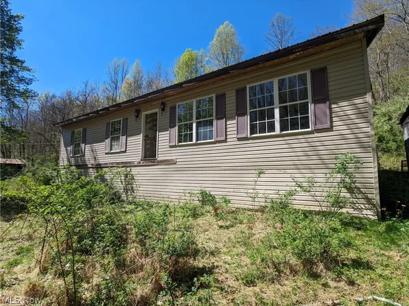 994 Sugarcamp Rd, Big Bend, WV 26136