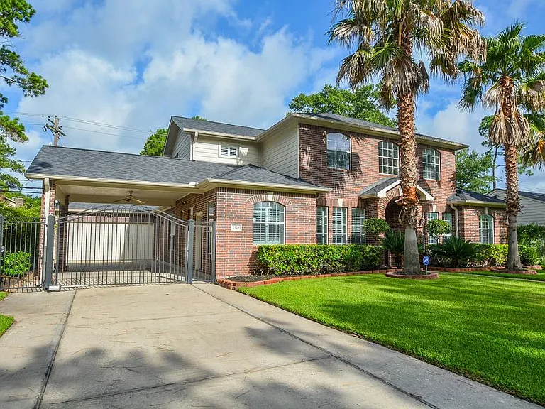 2326 Walnut Bend Ln — Photo 3