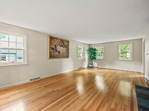 4th image of 92 Morningside Dr