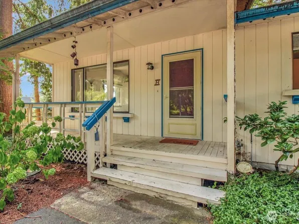 385 Glengarry Drive, Camano Island, WA 98282