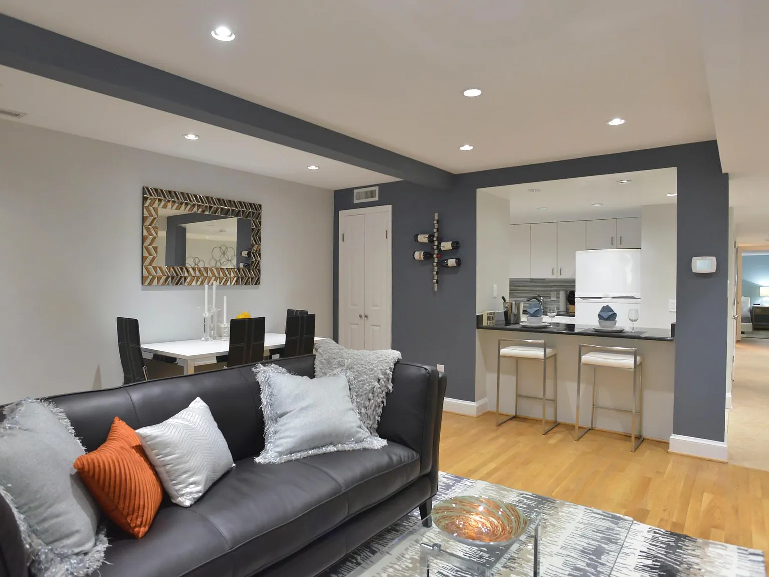 2 bed, 1000 sqft, $4,400 — Photo 3