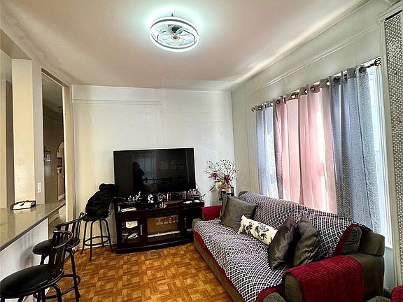 2nd image of 1811 Parkview Avenue