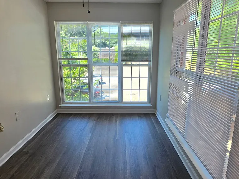 906 Howard St — Photo 14