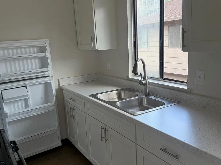 428 E Locust St — Photo 13