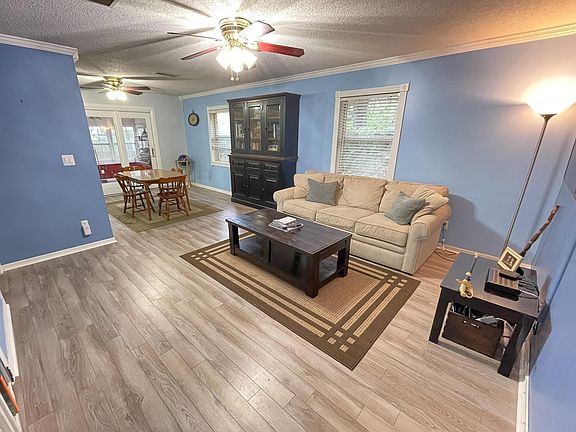 Living Room/Den