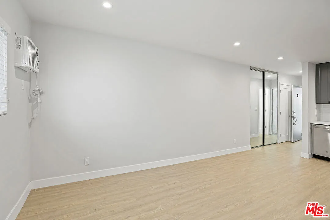 3314 S Mentone Ave — Photo 4