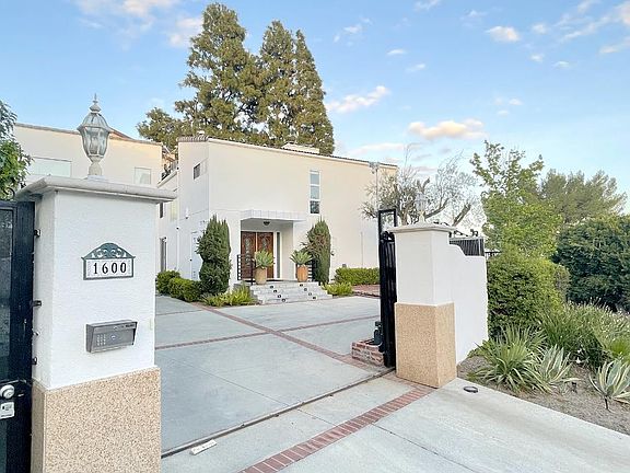 Front Entry Driveway Gate
