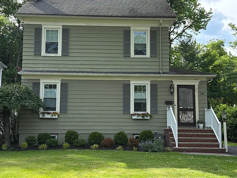 288 Seneca Pl — Photo 1