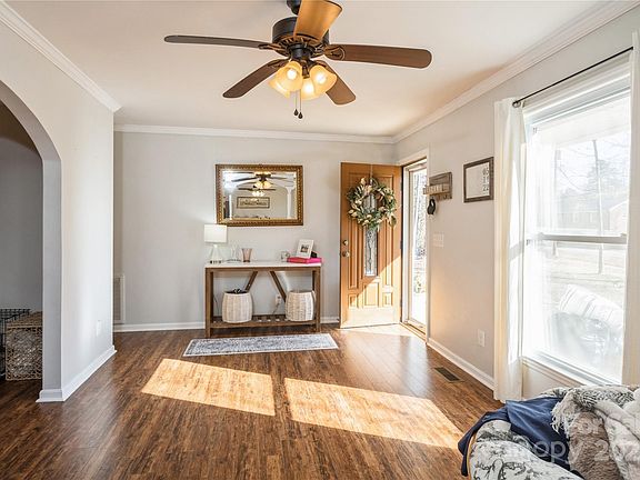4th image of 3705 Pinecrest Dr