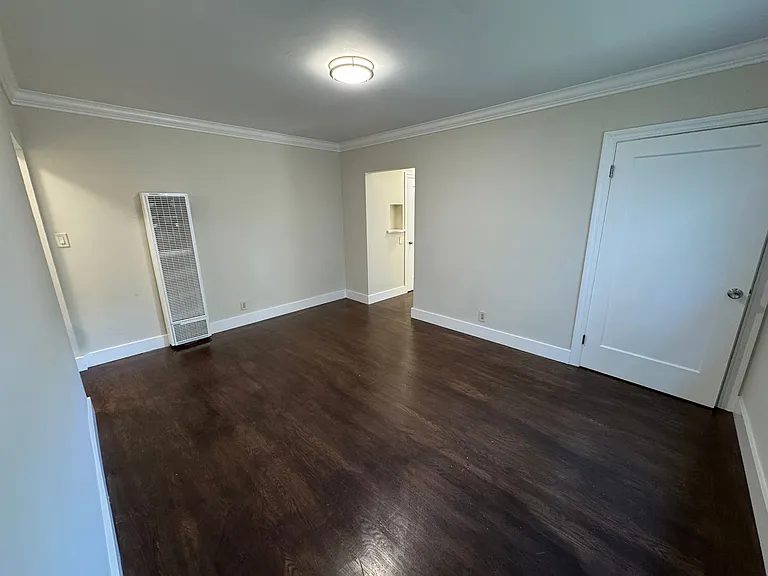 1005 Burlingame — Photo 2