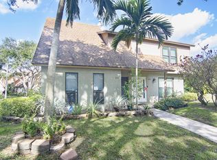 922 Sandtree Dr, Palm Beach Gardens, FL 33403