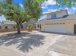 821 W Lark Ct, Visalia, CA 93291