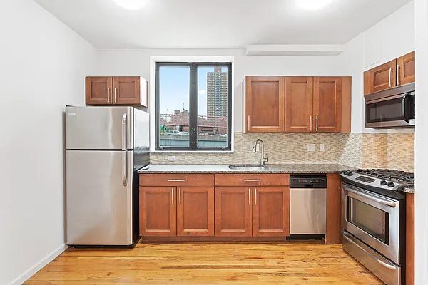 Rented by Safdie Realty Group | media 17