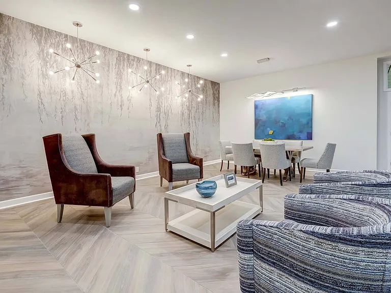 Castlewood Apartments — Photo 9