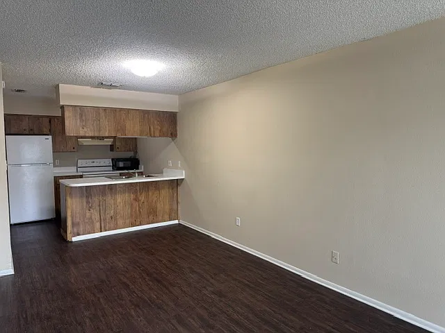2 bed, 1000 sqft, $1,090 — Photo 4