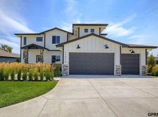11313 Sunburst Dr, Papillion, NE 68046