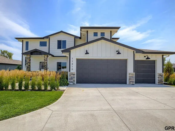 11313 Sunburst Dr, Papillion, NE 68046