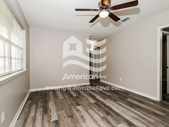 1483415_004_wm_-_living_room_13151623.jpg