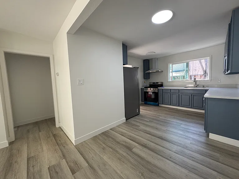 610 E Saint James St — Photo 9