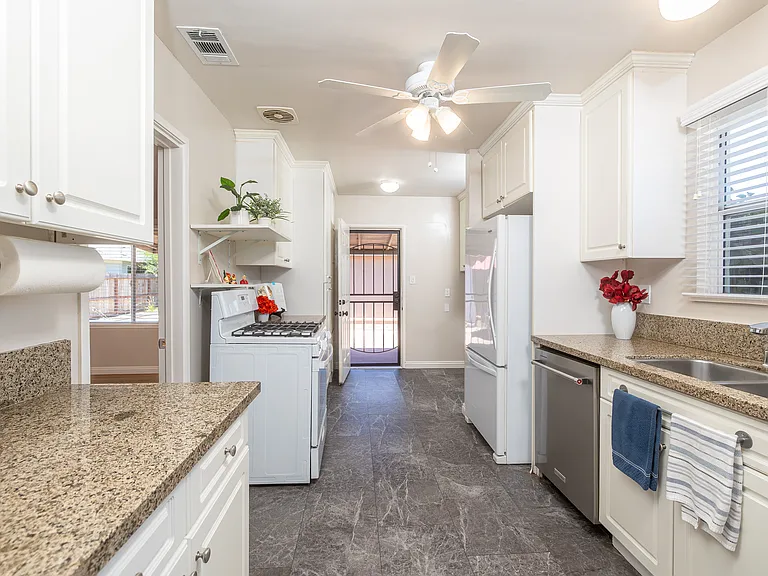 521 E Date St — Photo 13