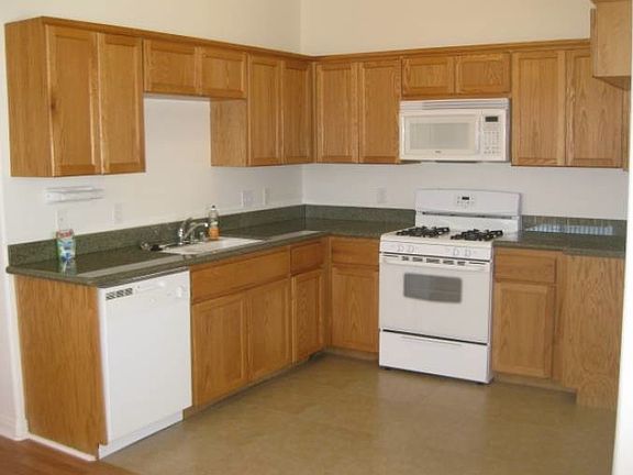 Kitchen w/granite counter
