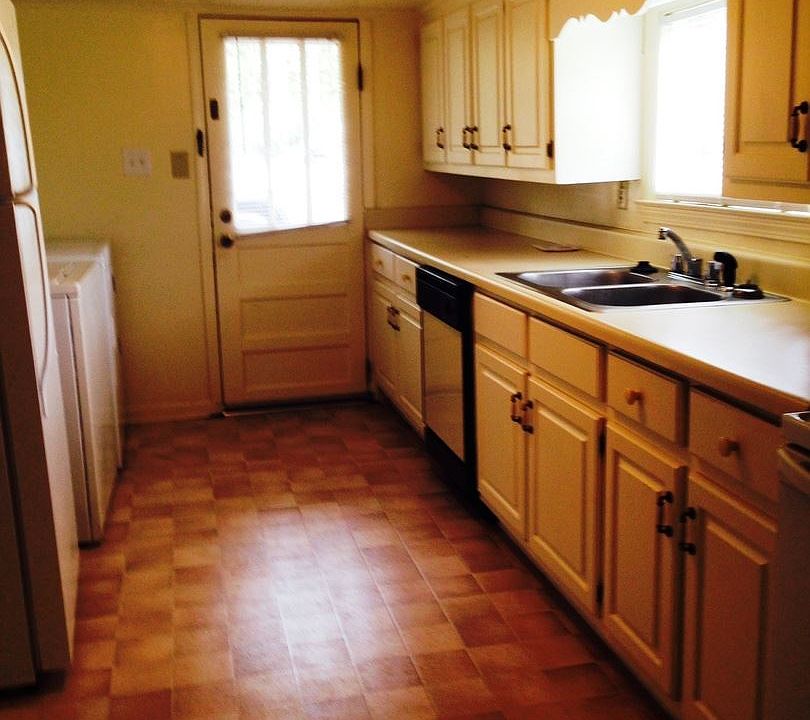 2nd image of 1555 Commerce Rd