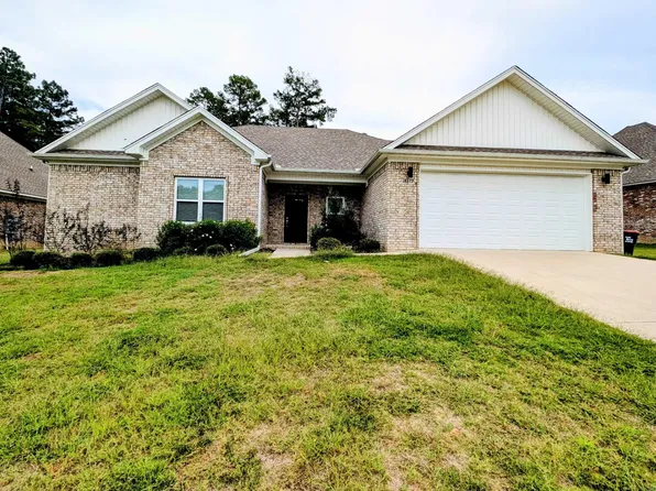 18557 Parkway Pines Dr, Bauxite, AR 72011