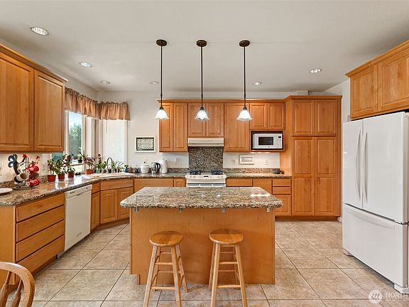 4th image of 301 Russell Road