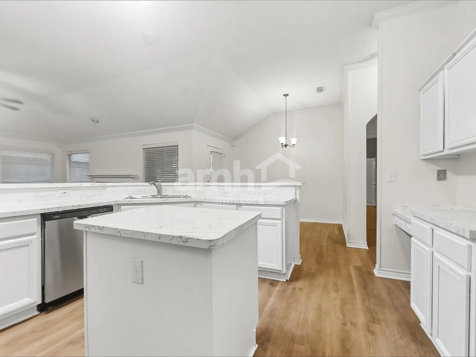 4 bed, 2.0 bath, 2201 sqft, $2,555 — Photo 4
