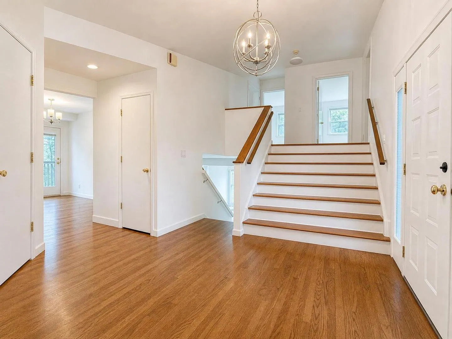 Spacious 4 Bed / 3.5 Bath Scarsdale Home With Bedroom Suites, Fireplace, Deck & Private Yard - Sh... — Photo 2