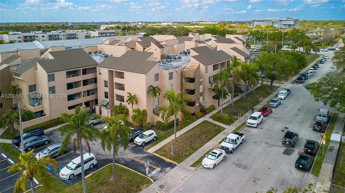 Building Photo - 10500 SW 108th Ave #B414