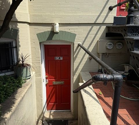4th image of 1100 E St SE