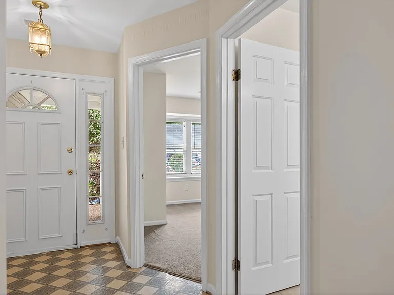 227 Ashridge Ln — Photo 5