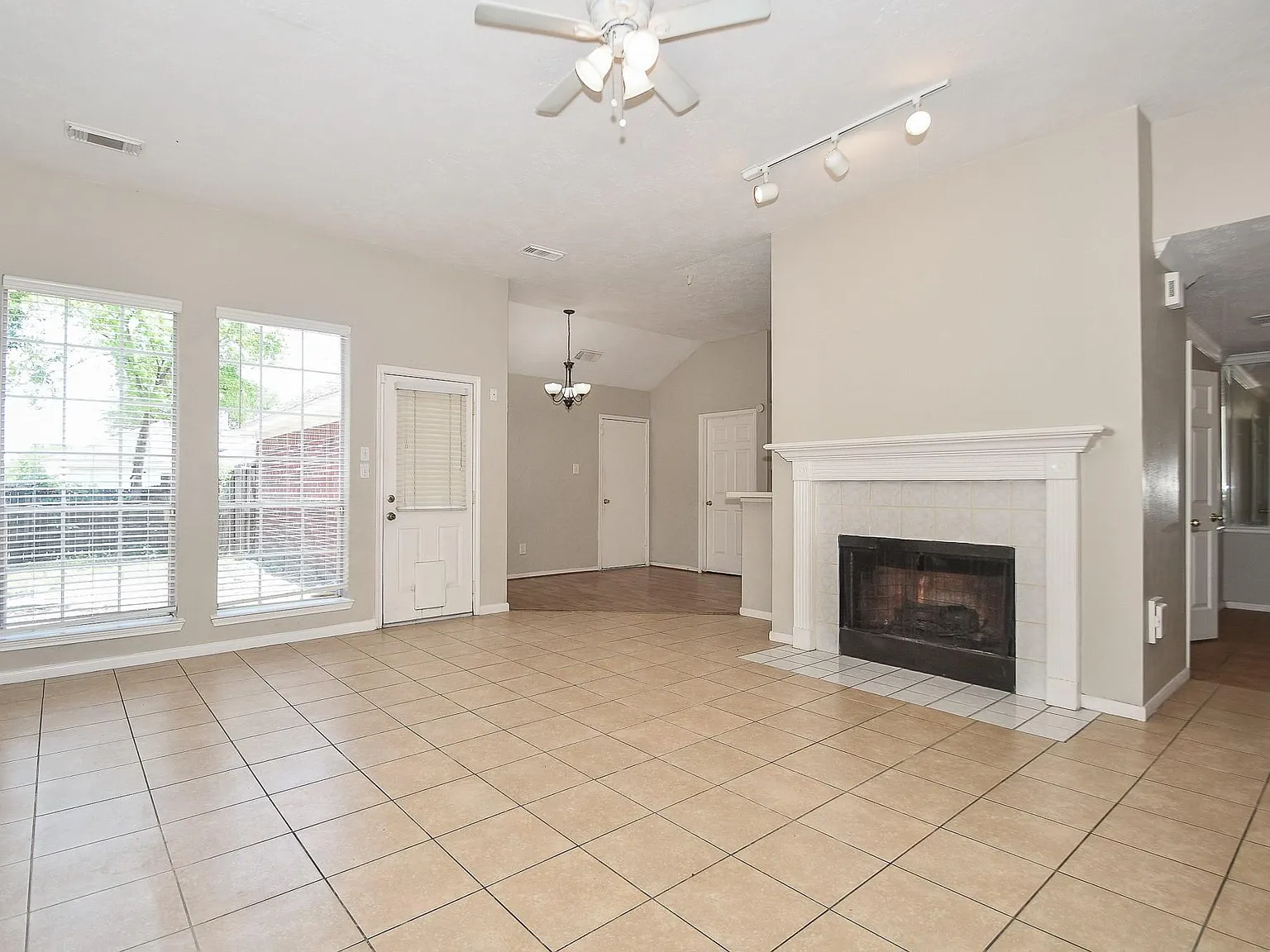 3 bed, 2.0 bath, 1862 sqft, $2,000 — Photo 3