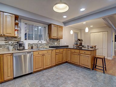 3050 N Oakley Ave, Chicago, IL 60618 | Zillow