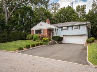 44 Fairway Dr, Mount Kisco, NY 10549