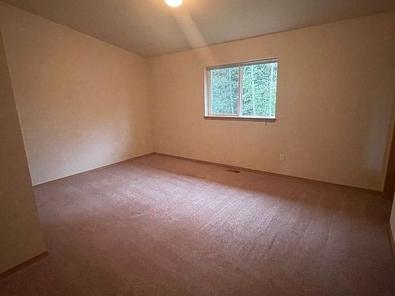 4th image of 615 NE Lauren St