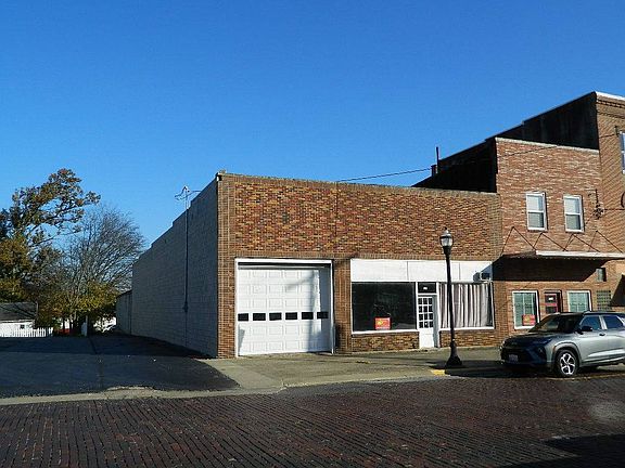 2nd image of 102 & 104 NE 4th St