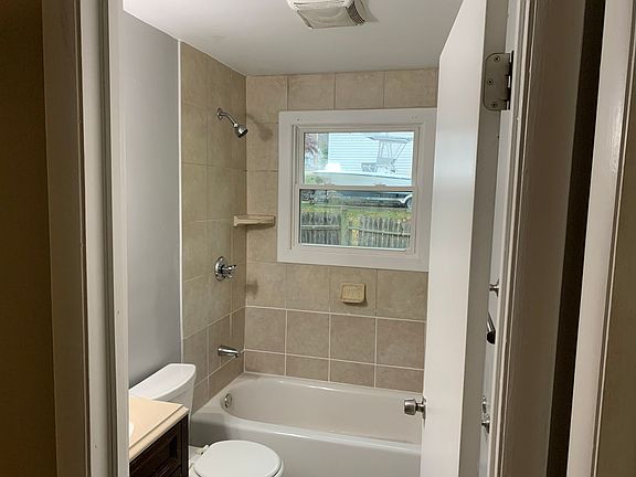 5th image of 346 Brown St APT 1L