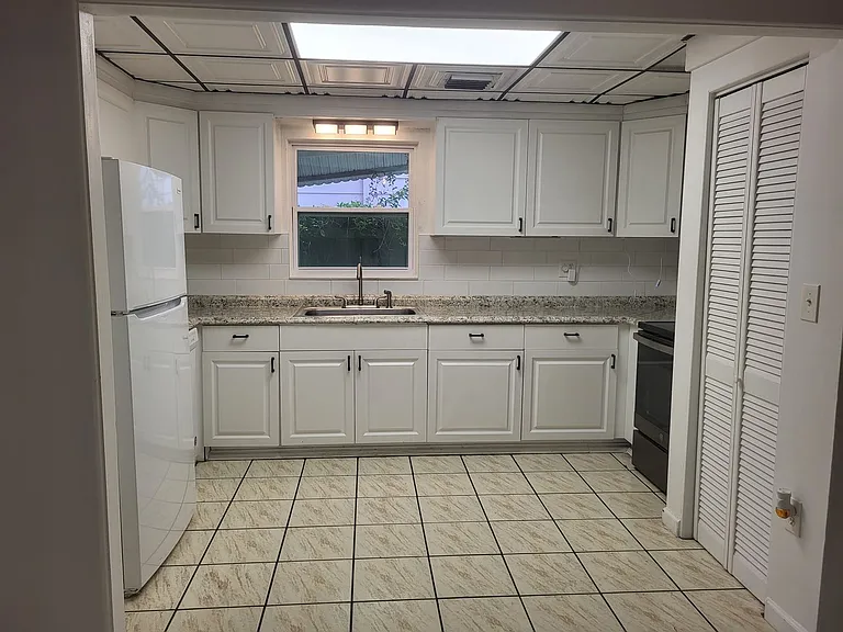 1712 E Kaley Ave — Photo 5