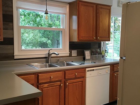 3rd image of 1110 Summit Dr