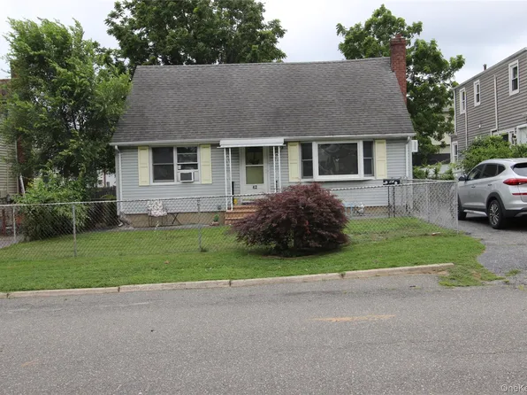 42 5th Avenue S, Huntington Station, NY 11746