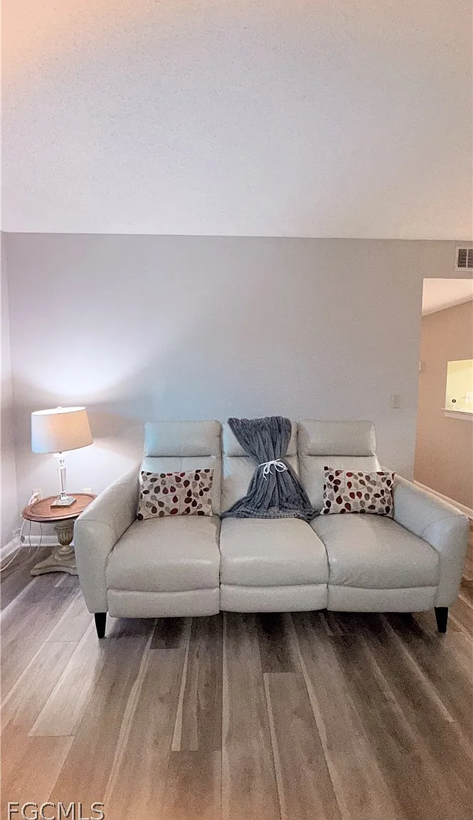 2 bed, 2.0 bath, 988 sqft, $2,500 — Photo 2