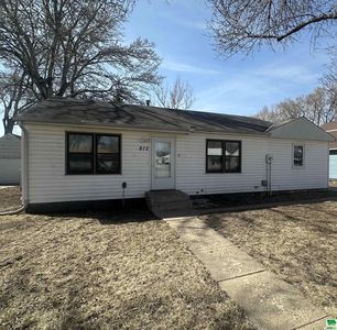 812 W Cedar St, Vermillion, SD, 57069